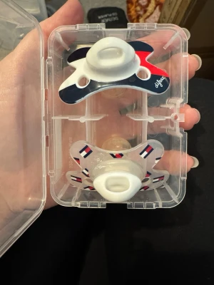 Tommy Hilfiger nappar helt nya  - Tommy Hilfiger nappar oanvända. Kommer dock inte i originalkartong. 