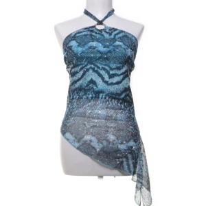 Blå glittrig y2k halterneck top - Sjukt snygg blå halternecktopp med paljetter överallt✨ Inga defekter förekommer, passar S/M. Perfekt till sommaren eller utomlands🌊Överdelen har två lager tyg på framsidan men nederdelen och baksidan är see-through, har band man knyter i nacken och en fin silver ring längst upp🪽Skickar samma dag/dagen efter💞 