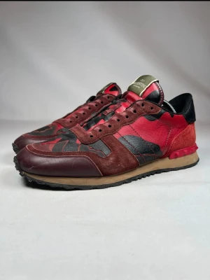 Valentino Garavani Rockrunner sneakers - Säljer ett par Valentino Garavani Rockrunner riktigt feta förvintern. Passarstorlek 44..
