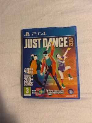 Just Dance 2017 PS4 - Just Dance 2017 till PlayStation 4. Komplett med fodral, skiva och manual. Spelet erbjuder över 40 nya låtar och tillgång till 200+ låtar via Just Dance Unlimited. Fodral och skiva i gott skick, inga synliga repor eller större skador.