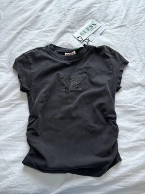 Guess topp med tryck - Helt ny med prislapp. Säljer pågrund av att den inte hann returneras.