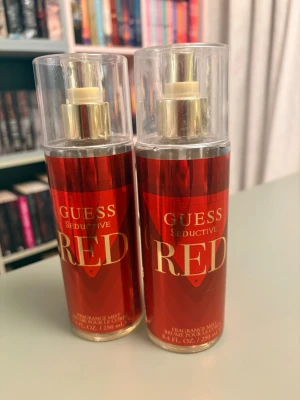 Guess red seductive body mist spray  - 2 stycken body mist från guess. I en körsbärs doft. Gott att Layra med en annan parfym. Båda är använda lite se bid. 
