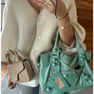 Populär kofta - Säljer denhär superfina vita koftan, exakt samma som första bilden! Storlek S