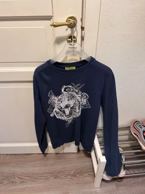 Säljer 7 stycken märkes tröjor  - Hej. Jag säljer som sagt 7 stycken tröjor. Du kan köpa alla för 1000kr. Eller en enskild , isåfall säg till så kommer vi överens om ett pris.  Alla är storlek S utom den gröna peak tröjan som är storlek M.