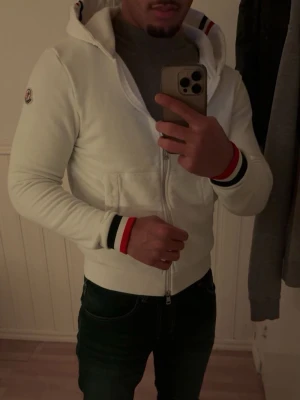 Monclr zip up hoodie  - Varm o skön för dig som vill ha ngt extra under jackan nu under vintern storlek (s) men passar dig som har m med.