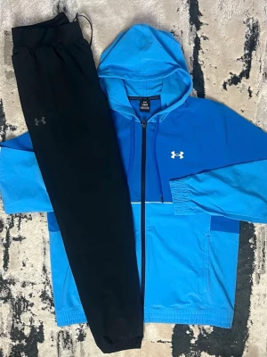 Tracksuit från Under Armour.  - Finns i storlekar! Hör av dig för att få rätt storlek!