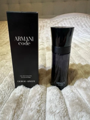 Giorgio Armani Code Eau de Toilette 75 ml - Perfekt kvälls- och dejtparfym med en elegant, varm och sensuell herrdoft med fräsch citrusöppning (bergamott/citron)   99% kvar i flaskan