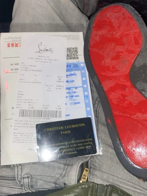 Christian Louboutin boots med röd sula - Säljer ett par ikoniska boots från Christian Louboutin med klassisk röd sula. Skorna är svarta med snörning och har en rund tå. Tillverkade i skinn och ger en riktigt lyxig vibe till outfiten. Kvitto och äkthetskort medföljer.