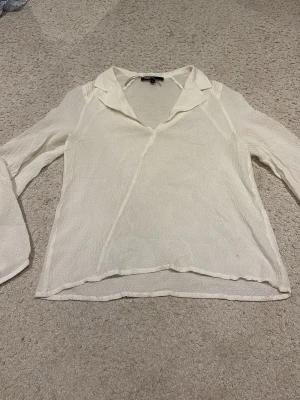 Blus från maje  - Beige/ Vit blus med detaljer från maje i storlek 2 (xs) som knappt har kommit till användning 