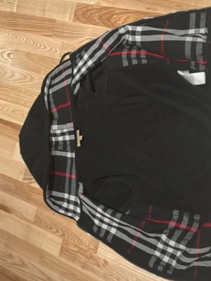 Burberry hoodie - Burberrry hoodie säljes i storlek S, jätte fint skick.