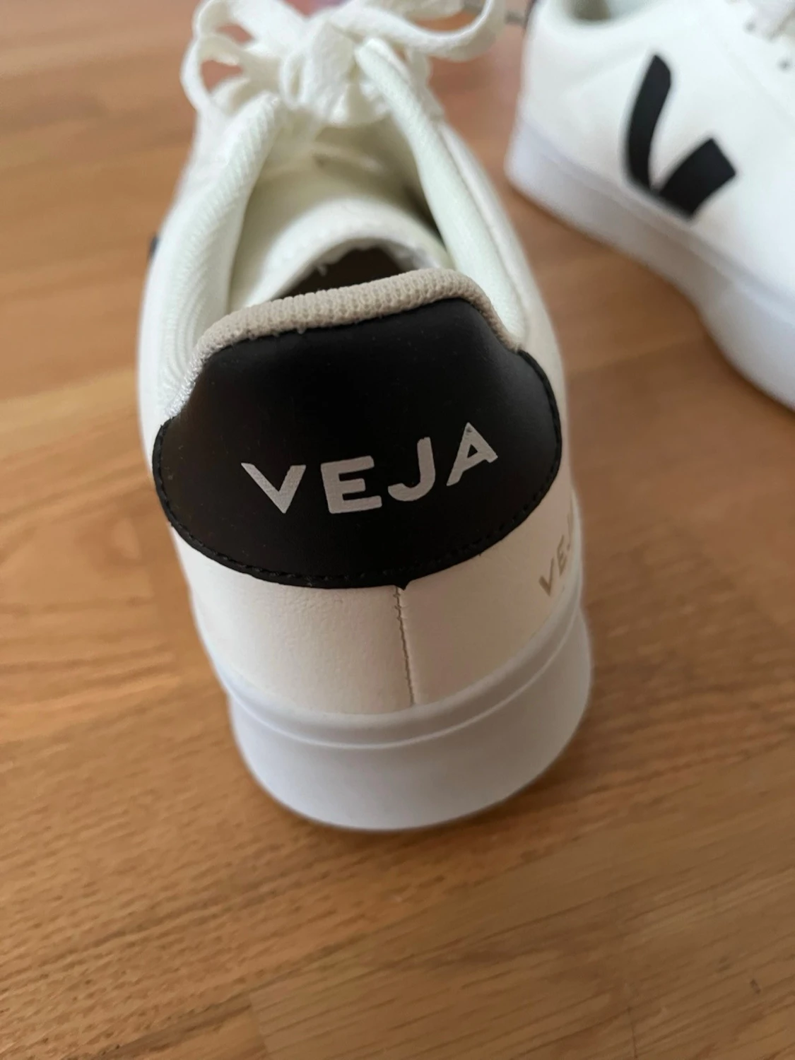 Vita Veja sneakers med svart detalj - 2