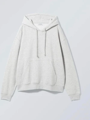 Weekday grå hoodie - Så snygg hoodie från weekday. Färgen är ljusare än den ser ut som på bild 3. Har en liten fläck (bild 4) men har inte försökt ta bort den så går säkert bort om man försöker. Hör av dig för frågor eller fler bilder!🥰