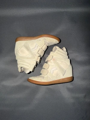 Isabell Marant Skor - Vit och Beigea Isabell marant skor, bra skick men lite smutsiga, storlek 36