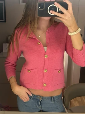 Rosa kofta  - Supersöt rosa kofta från Zara i storlek S använt en gång 💗