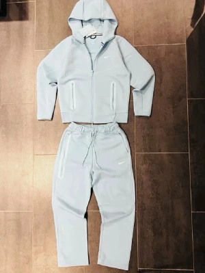 NIKE NOCTA TECH FLEECE TRACKSUIT - Säljer ett helt nytt och oanvänt Nike NOCTA set från Nike med taggarna kvar✅. Nypris: 2835~ på JD Sports. Mitt pris: 1535~💸. Tveka inte att höra av er vid minsta frågor!😃priset ej hugget i sten och går att diskutera vid snabb affär! 