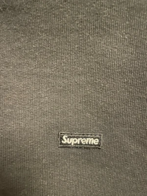 Svart supreme Hoodie - Köpt i supremes butik i new york nästan aldrig andvänd. nytt till mycket bra skick. Priset kan förhandlas vid snabb affär 