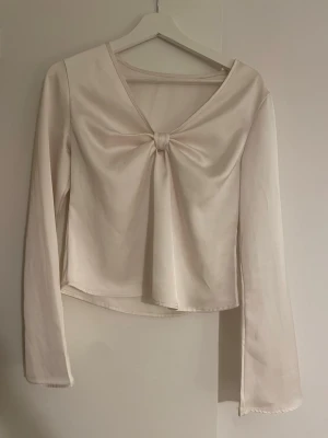 Satin blus - Jättefin satinblus i vit färg💗Jättefint skick, vet inte märket då det inte finns någon lapp och jag köpte på vinted 💗Skulle gissa på storlek S/XS