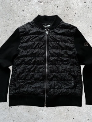 J.Lindeberg Cardigan  - Sällsynt J.Lindeberg Cardigan | Perfekt höst jacka | Skick 8/10 inga defekter | Storlek L men passar S och färgen svart | SLUTSÅLD MODELL | Nypris 4000kr | Hör av er för mer information/bilder!