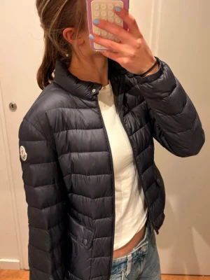 INTRESSEKONTROLL  - Kollar intresset på min mörkblåa moncler jacka i dun. Jag funderar på att sälja eftersom den börjar bli lite för liten för mig. Perfekta vårjackan som passar till allt. Bra skick🤩Det står storlek 0 och passar om du är runt 150-165 cm lång. Skriv till mig om du är intresserad eller lägg ett prisförslag. 💞NYPRIS: 11 800 kronor