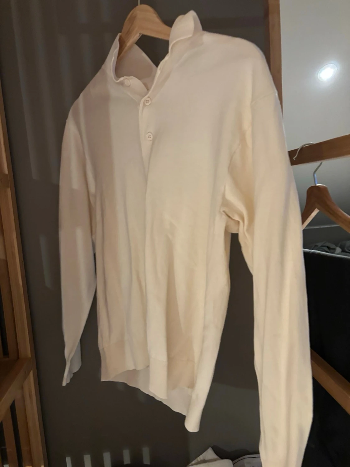 Vit polotröja med knappar