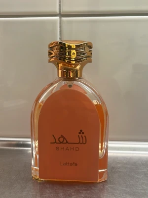 Lataffa Sahd  - Sååå god doft på denna parfym, har fått många komplimanger för den och använt ett fåtal gånger men kommer inte till användning mer💓