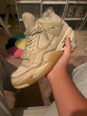 Nike Air Jordan 4 Off-White Sail - Säljer ett par Nike Air Jordan 4 Off-White 