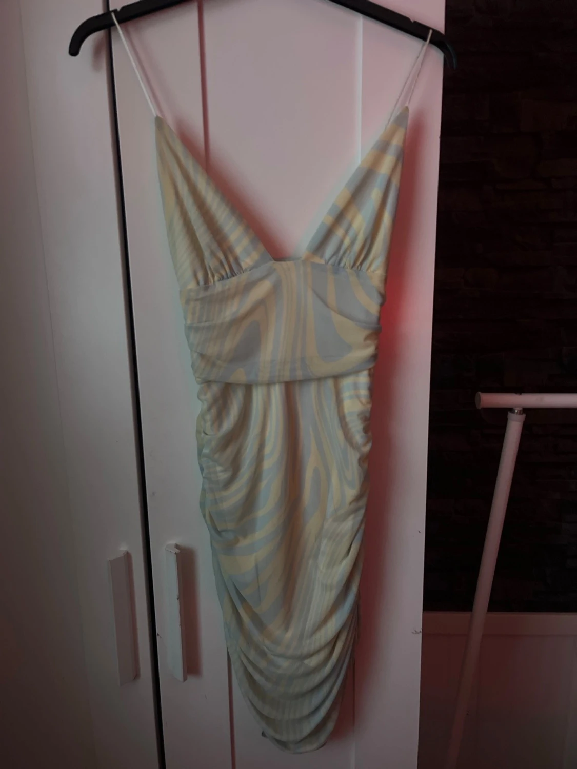 Ljusblå och gul mönstrad klänning - 1