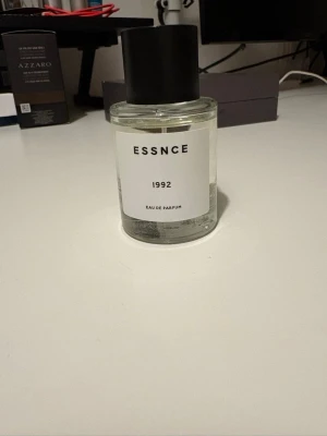 ESSNCE 1992 Eau de Parfum - Modern och stilren Eau de Parfum från ESSNCE. Innehåller bl.a. alkohol denat., parfym, vanillin, acetyl cedrene, citrus aurantium, bergamia peel oil, linalool, kumarin, patchouli och eugenol. Tillverkad i Frankrike. 49/50ml finns kvar😁