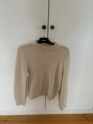 Beige stickad tröja  - Säljer en beige stickad tröja från Vero Moda.
