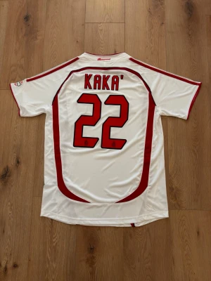 AC Milan KAKÁ Retro fotbollströja  - Helt oanvänd med tags kvar och Adidas påse. Storlek Medium. Skriv privat för fler bilder eller vid funderingar!