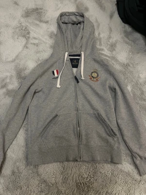 Morris gents huvtröja  - Säljer en huvtröja som knappast är använd från Morris gents. Väldigt snygg och den är i storlek S. Pris kan diskuteras vid snabb affär!