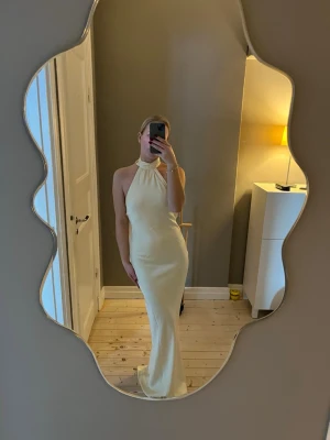 Bal klänning - Säljer denna balklänning med prislappen kvar, storlek 34💕nypris 1300. Endast intressekoll