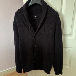 Stickad Cardigan  - En Riktigt snygg stickad cardigan från HM som passar perfekt nu till kyligare tider. Tröjan är i ett bra skick endast lite nopprig men kan enkelt fixas med en nopperbortagare. Storlek S, sitter bra på mig som är 177cm lång men passar lite större. 