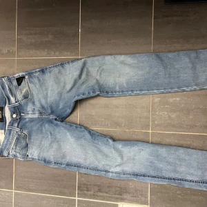 Replay Anbass Hyperflex  - Säljer nu ett par Replay Anbass Hyperflex jeans i ljusblå tvätt. Modellen är slim fit, Jag skulle säga att dom passar även dom som har storlek 28-29 alltså rätt stora i storleken . Riktigt sköna och stilrena. Använda sparsamt.