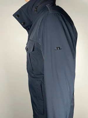 J.Lindeberg field jacket - Säljer en riktigt snygg och trendig J.Lindeberg field jacket i fint skick, storlek S, vid frågor är det bara att skriva //Gramenti