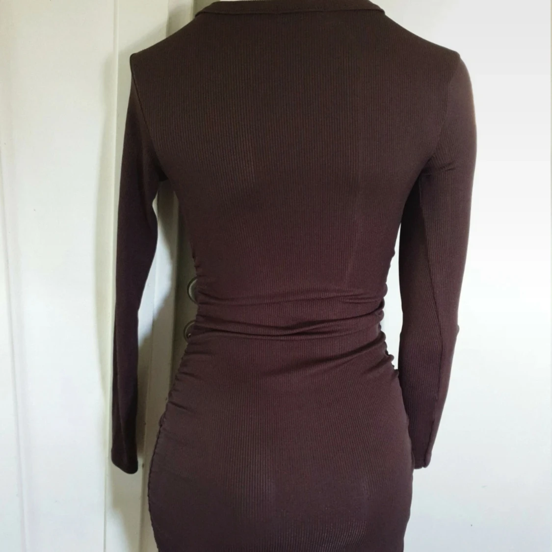 Brun ribbad omlottklänning med snörning - 4