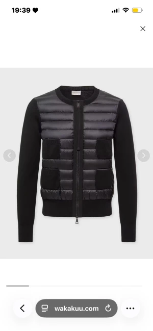 Moncler cardigan - Snygg svart dunväst från Moncler med quiltad framsida och fyra fickor. Västen har rund halsringning, dragkedja framtill och är tillverkad i en mix av dun och stickat material för en modern look. Kan även tänka mig byta mot en grön Fjällräven jacka xxs,Moncler Maya jacka i liten storlek eller en annan cardigan 