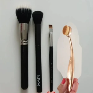 Sminkborstar från MAC, NYX och FACE STOCKHOLM - Säljer fyra sminkborstar: foundation borste från MAC 90kr, en precisionsborste från FACE STOCKHOLM 40kr för skugga, eyeliner eller ögonbryn, och en mindre rundad borste för rouge, bronzer eller highlighter frpn NYX i nyskick 50kr. 🌟Köp enstaka eller alla för ett paketpris för 100kr