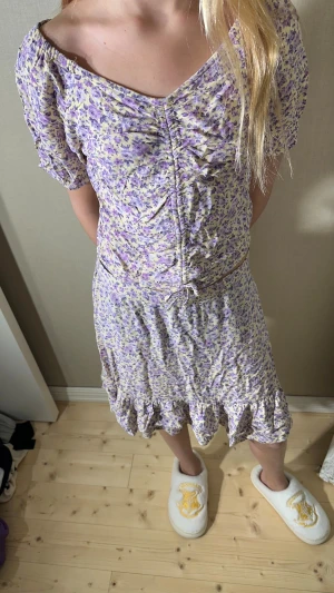 Fint sommrigt set💕 - Ett super fint gult set med lila blommor. En kjol och en blus, storlek 158/164 på båda. Modellen är 150 cm därav ser kläderna lite stora ut
