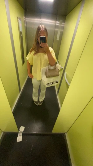 Ljusgul blus - Superfin ljusgul blus från Lindex med puffiga korta ärmar och söt knytning i ryggen. Med hjälp av knytningen kan man även ändra på uringningen för fram! Blusen har en luftig passform.