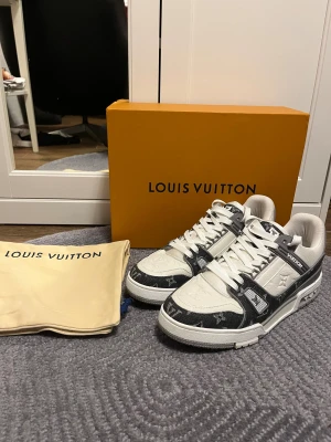 Louis Vuitton trainer sneaker grå - Använda men i bra skick, inga skador eller liknande. Är öppen för prisförslag!
