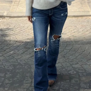 Blå bootcut jeans med slitningar - Jättesnygga jeans ifrån gina tricot 14+. Använda en gång, så som helt nya. Säljes då dom inte kommer till användning. Egna bilder kan skickas vid intresse 💘