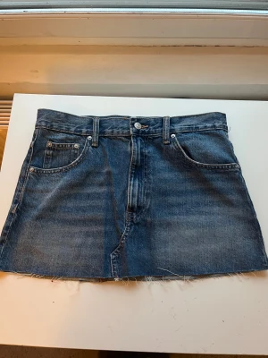 Blå jeanskjol - Säljer denna blå jeanskjolen från Zara med klassiska fickor back till samt fram till. Säljer på grund av att den aldrig har använts💓💞