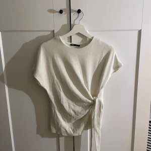 Zara tröjor - Säljer två jätte fina tröjor från Zara i både vit och grå. Tröjorna är använda ungefär 3 gånger och båda är också i storlek S. Säljer båda för 350kr eller en för 200kr💕(kan förhandla priset)