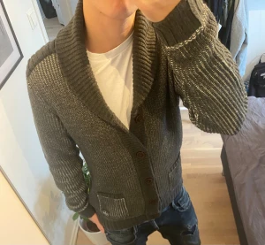 Stickad cardigan  - Tvär fet! | Inga defekter! | Modell: 185cm