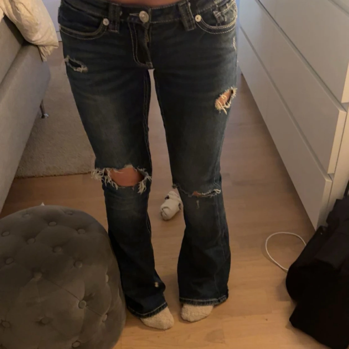 Blå bootcut jeans med slitningar - 1