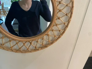 Mörkblå stickad tröja  - Snygg mörkblå stickad tröja från Vila i storlek XS. Tröjan har v-ringad hals. Lite lätt nopprig men inget man tänker på