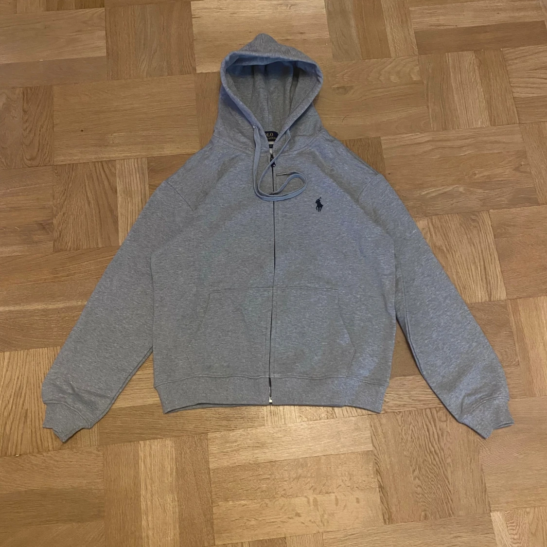 Grå hoodie från Polo Ralph Lauren - Storlek M