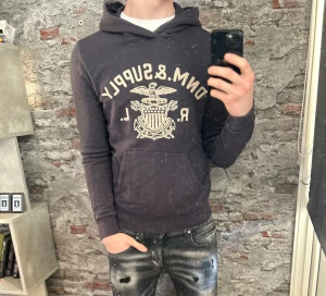 Denim Supply Ralph Lauren Hoodie - Bra skick, urtvättad . Storlek S passar dig som är mellan 170-180cm ungefär. Nypris ca 1500kr. Modellen är 185 cm, 79 kg. Passar bra nu till vintern. Skriv för mer information!🤝