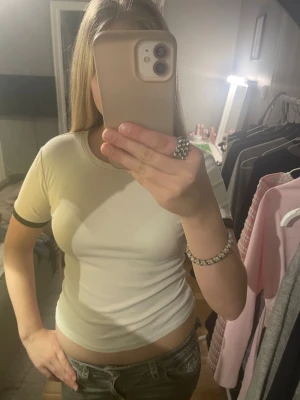 Zara topp - Säljer en väldigt fin Zara tröja med en svart/guldig kant💕